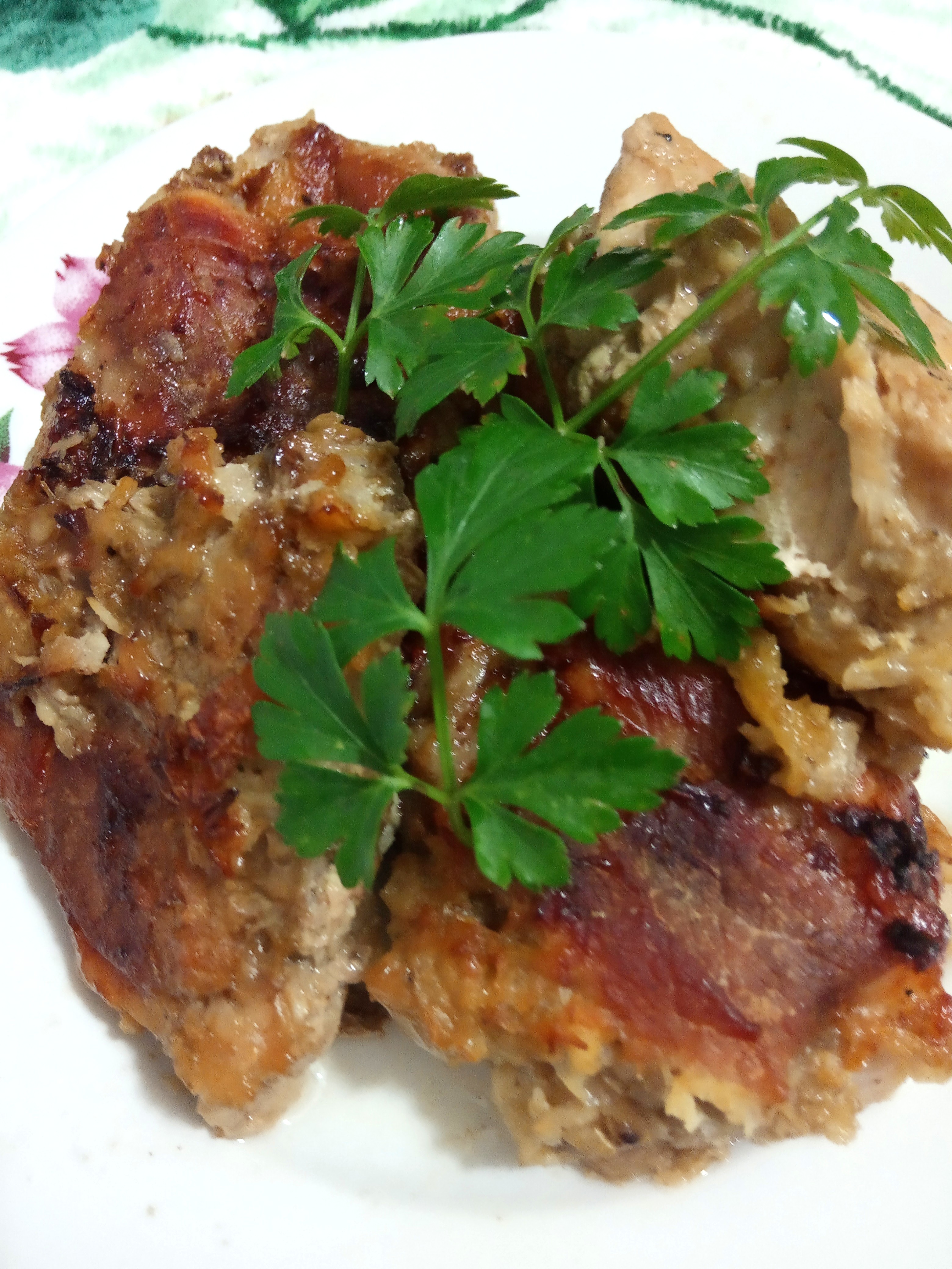 Мясо жареное кусочками в духовке: Подаем к мясу кетчуп или острый соус.Перед подачей к столу посыпаем зеленью.