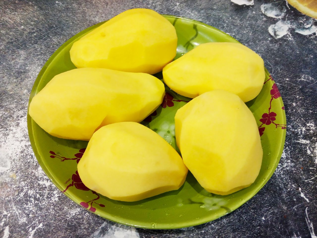 Картофельные оладьи или драники с твердым сыром, быстро и вкусно: Картофель очищаем от кожуры, промываем водой и просушиваем.