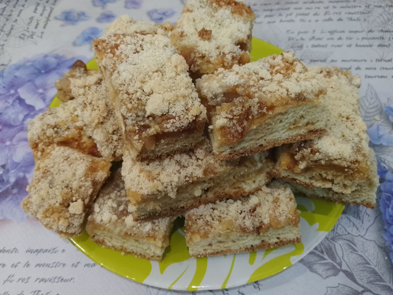 Творожный пирог с яблочной начинкой и штрейзельной крошкой: Достаем пирог из духовки и разрезаем на полоски или треугольники. Пирог складываем на блюдо и подаем к чаю.
