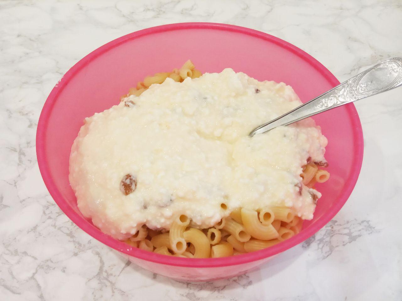 Вкусная запеканка из макарон и творога: Соединяем с макаронами, размешиваем.
