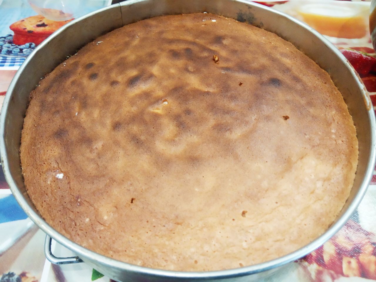 Торт с нежным масляным кремом и джемом: Испеченный бисквит достаем из духовки и охлаждаем в форме.