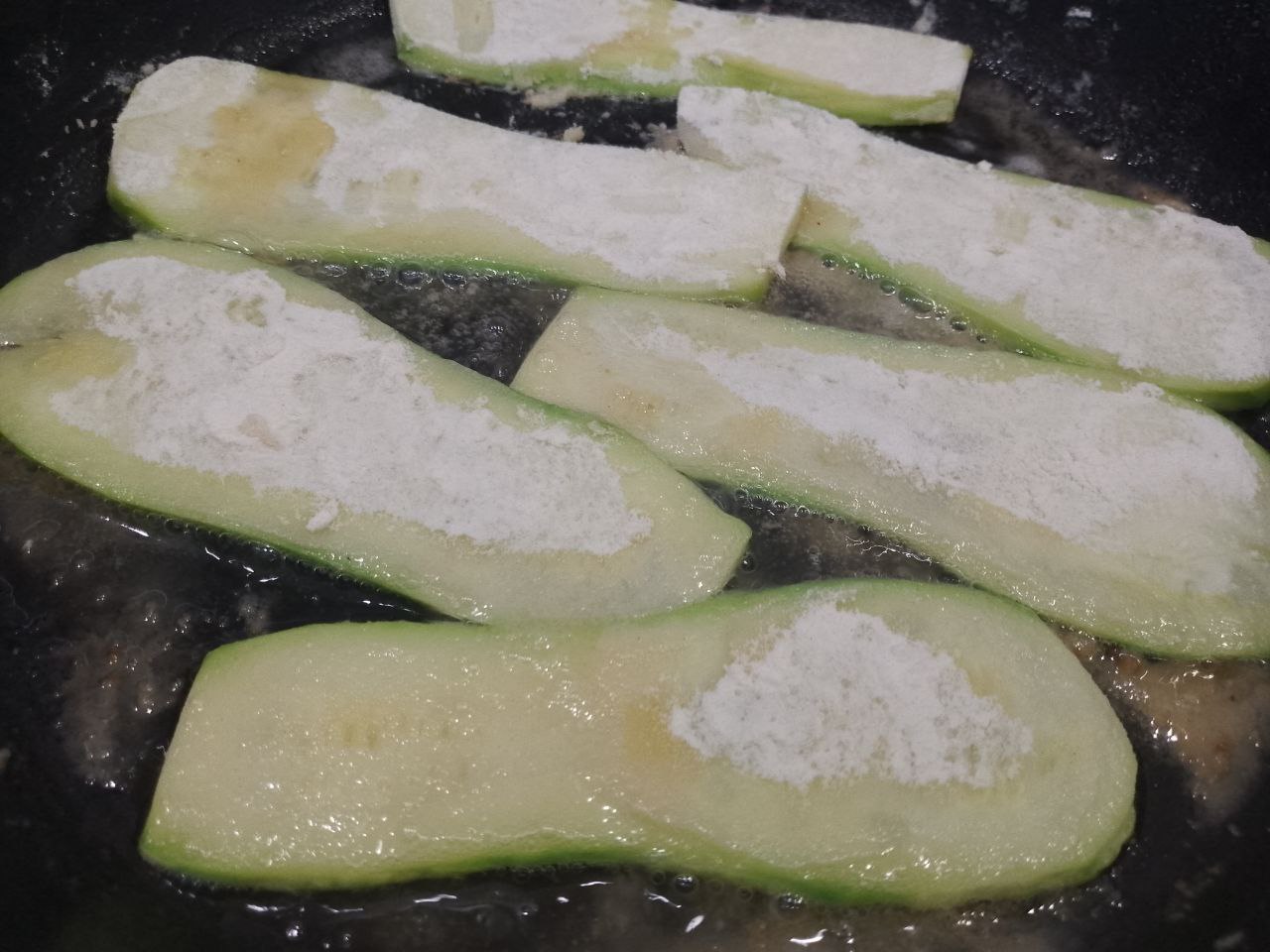 Кабачки жареные с чесноком, майонезом и укропом: Разогреваем сковороду с растительным маслом, укладываем кабачки и на небольшом огне обжариваем с двух сторон
