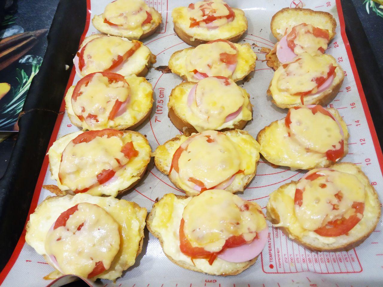 Вкусные и аппетитные горячие бутерброды с сыром и помидорами: Духовку разогреваем до 180 С и ставим бутерброды.