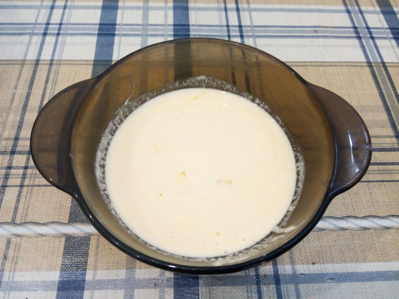 Простой рецепт сочных и нежных мясных котлет: Яйца соединяем со сметаной и размешиваем.