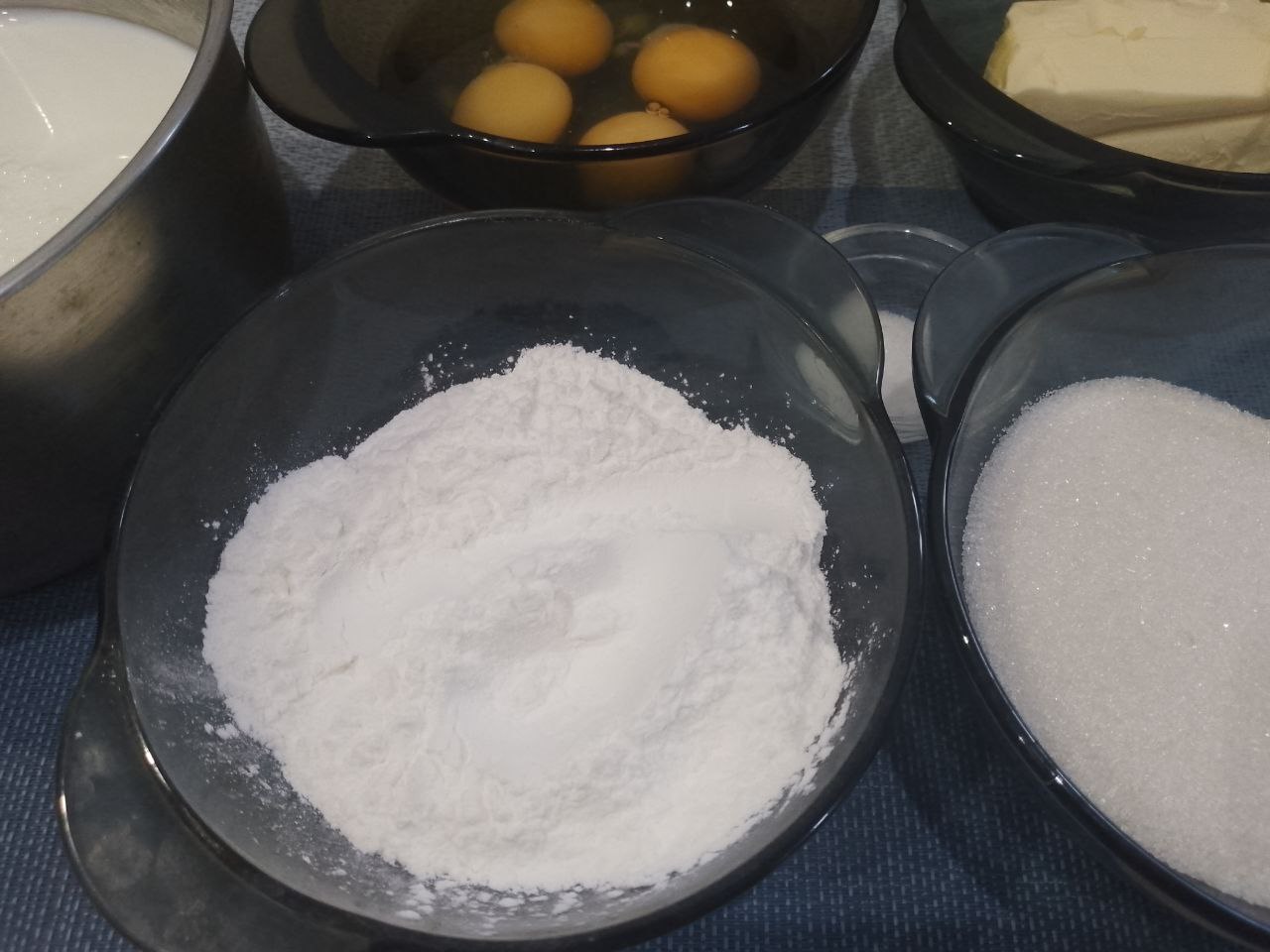 Простой рецепт торта «Наполеон», нежный и вкусный: Приготовим заварной крем.