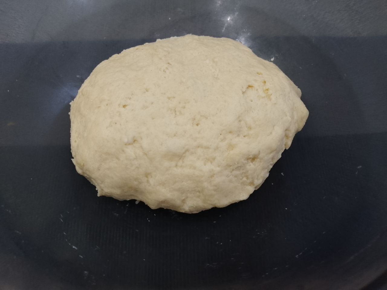 Домашнее ореховое песочное печенье к чаю, просто и вкусно: Разбиваем два яйца и замешиваем мягкое и нежное тесто. Тесто помещаем в холодильник на один час.