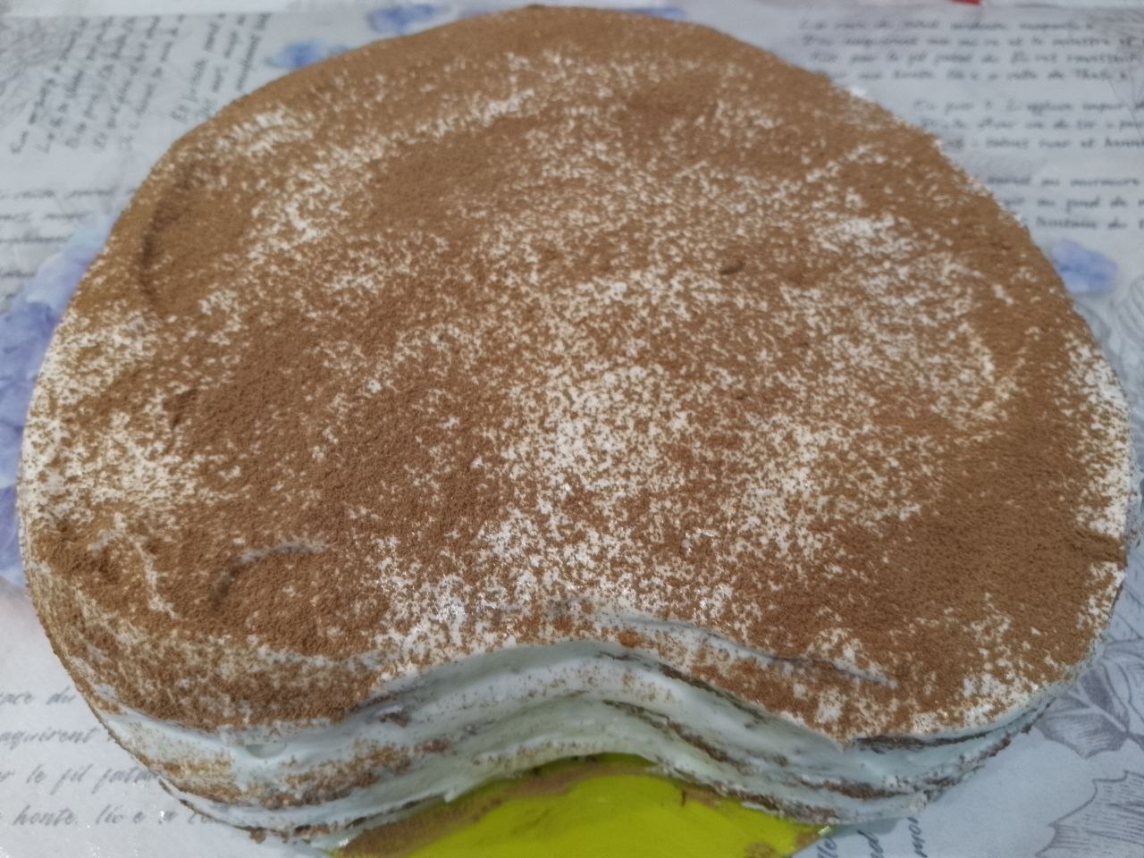 Шоколадный торт с кремом из взбитых сливок и ягод: Верхнюю часть бисквита и бока покрываем взбитыми сливками, сверху посыпаем какао.