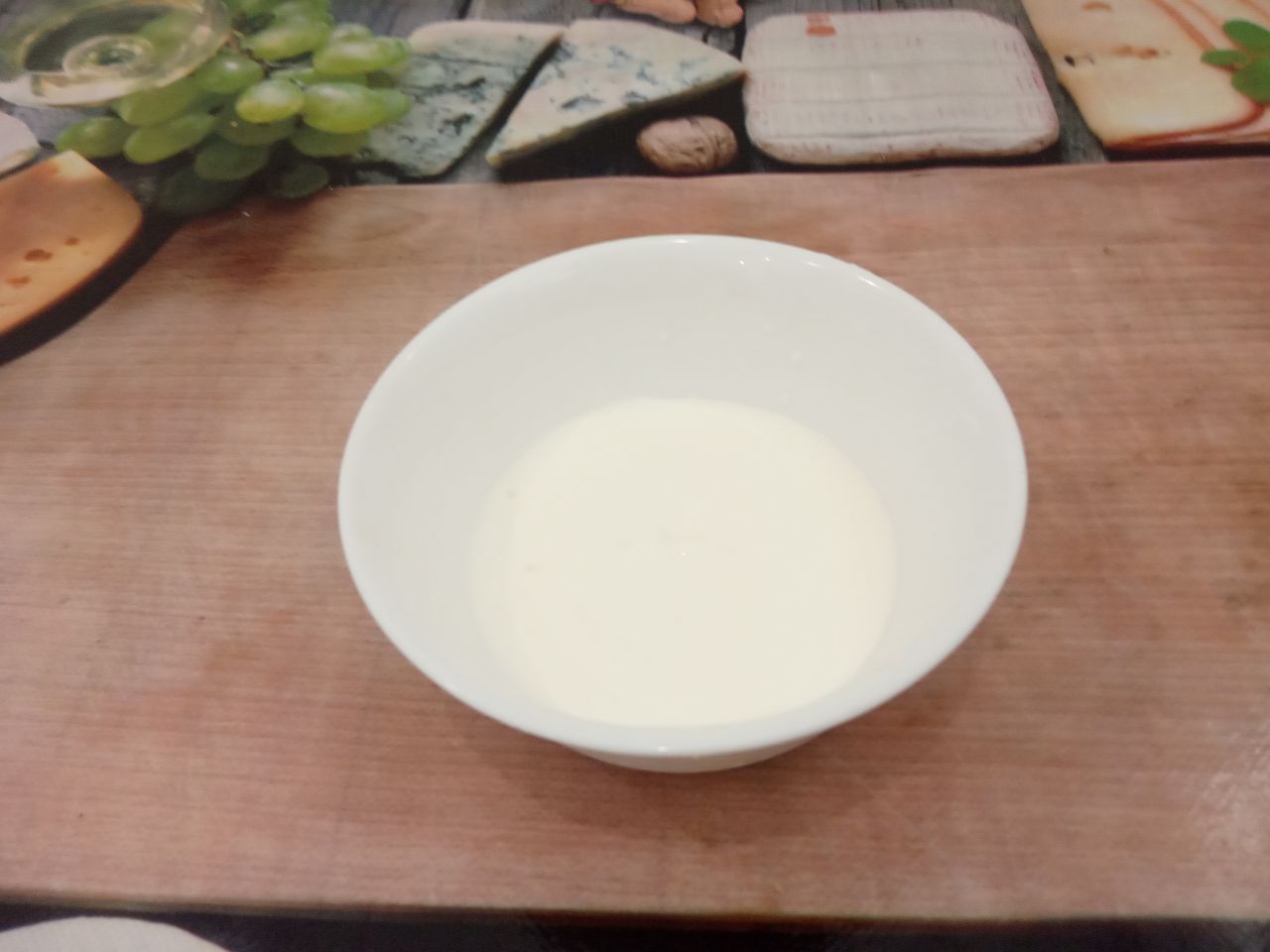 Картофельный рулет с мясной начинкой, запеченный в духовке: Рулет смазываем сметаной и ставим в духовку для запекания. Запекаем до появления золотистой корочки, примерно