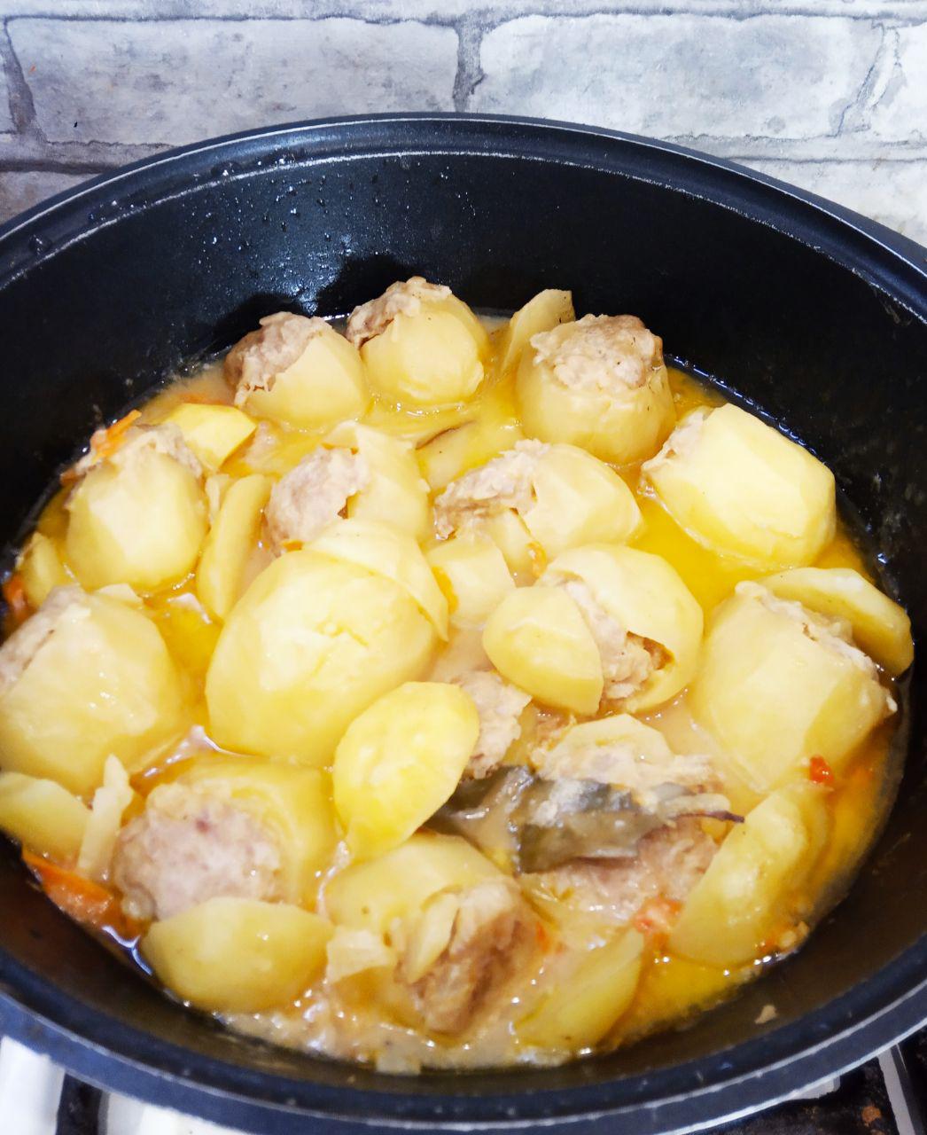 Тушеный картофель со свиным фаршем: Перед концом тушения солим, перчим и посыпаем сушеным чесноком по вкусу.