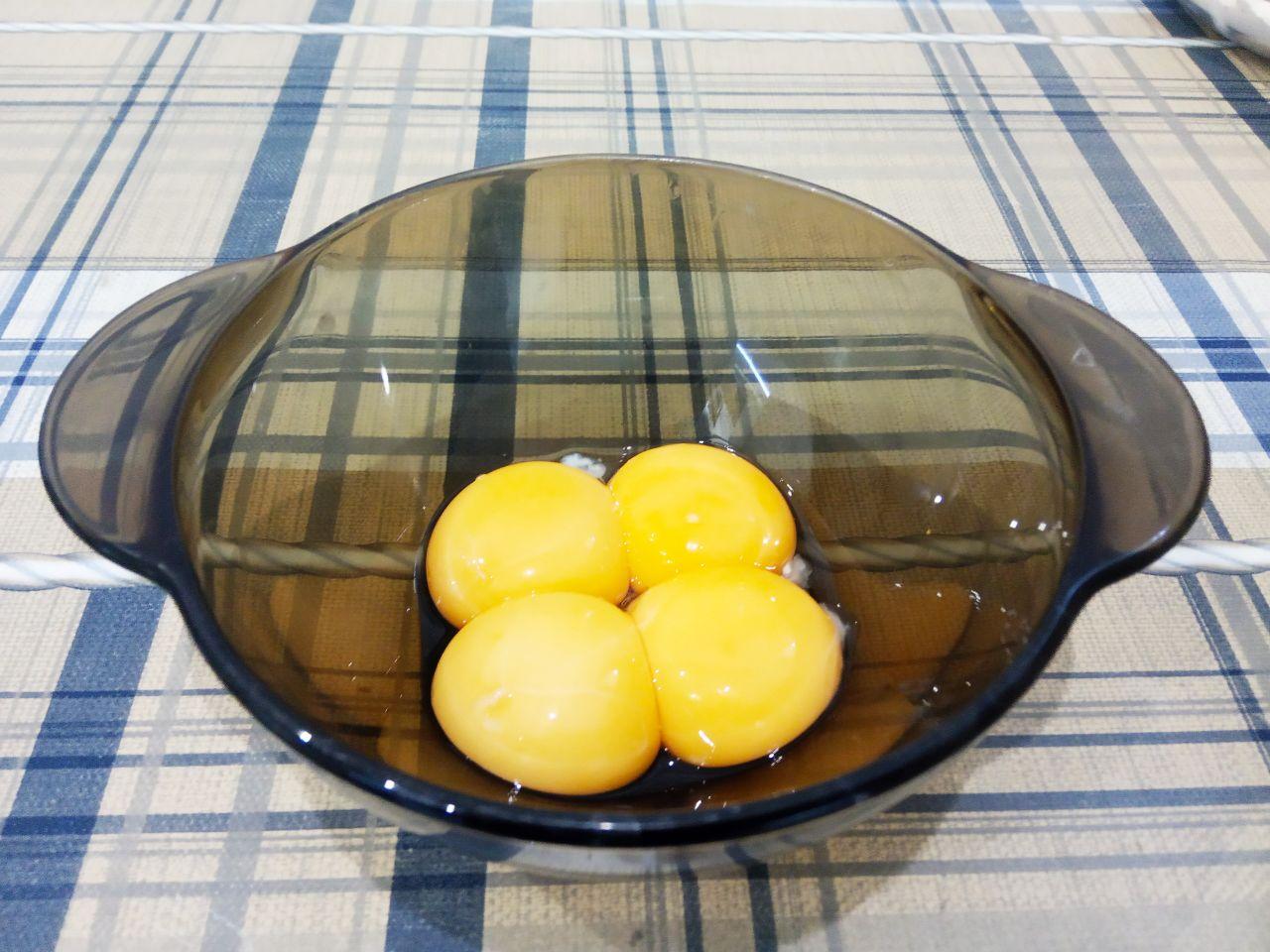 Печенье рулетики к чаю, вкусно и просто: Яйца разделяем на желтки и белки. К желткам добавляем сахар, ванильный сахар и растираем.