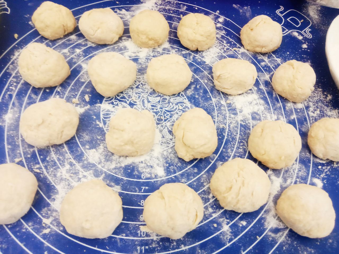 Жареные пирожки из творожного теста, с фаршем и луком, вкусные и аппетитные: Тесто разделяем на 20 колобков.
