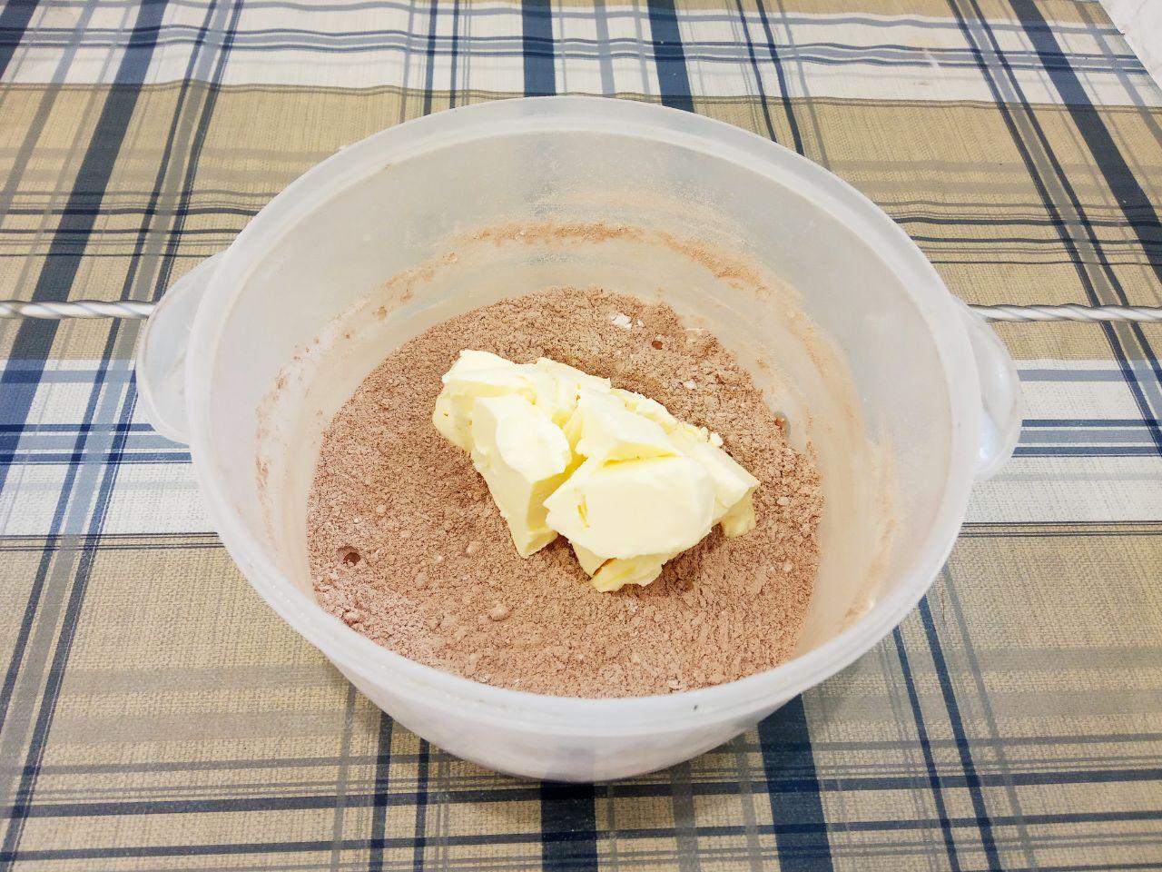 Булочки с шоколадной крошкой из дрожжевого теста на желтках: Добавляем размягченное сливочное масло и растираем в мелкую крошку.