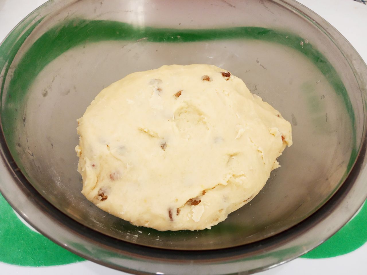 Домашнее печенье с изюмом и крахмалом, рассыпчатое и нежное: Муку смешиваем с разрыхлителем для теста, просеиваем через мелкое сито и добавляем частями в тесто.