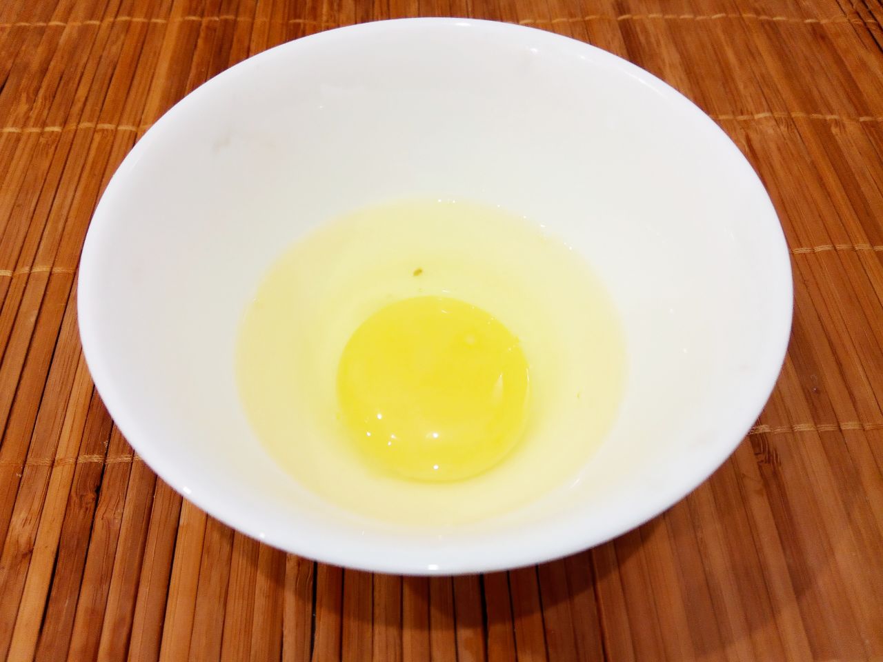Патиссоны запеченные с фаршем, рисом и сыром: Фарш соединяем с рисом, добавляем лук, яйцо, сухой чеснок, соль и перец по вкусу. Начинку тщательно
