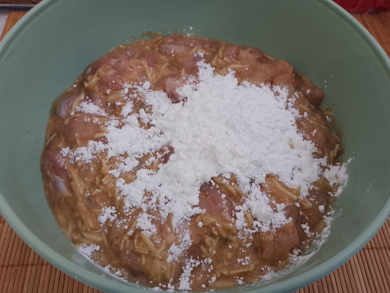 Отбивные в кляре из куриного мяса, на сковороде: Затем добавляем крахмал и тщательно размешиваем.
