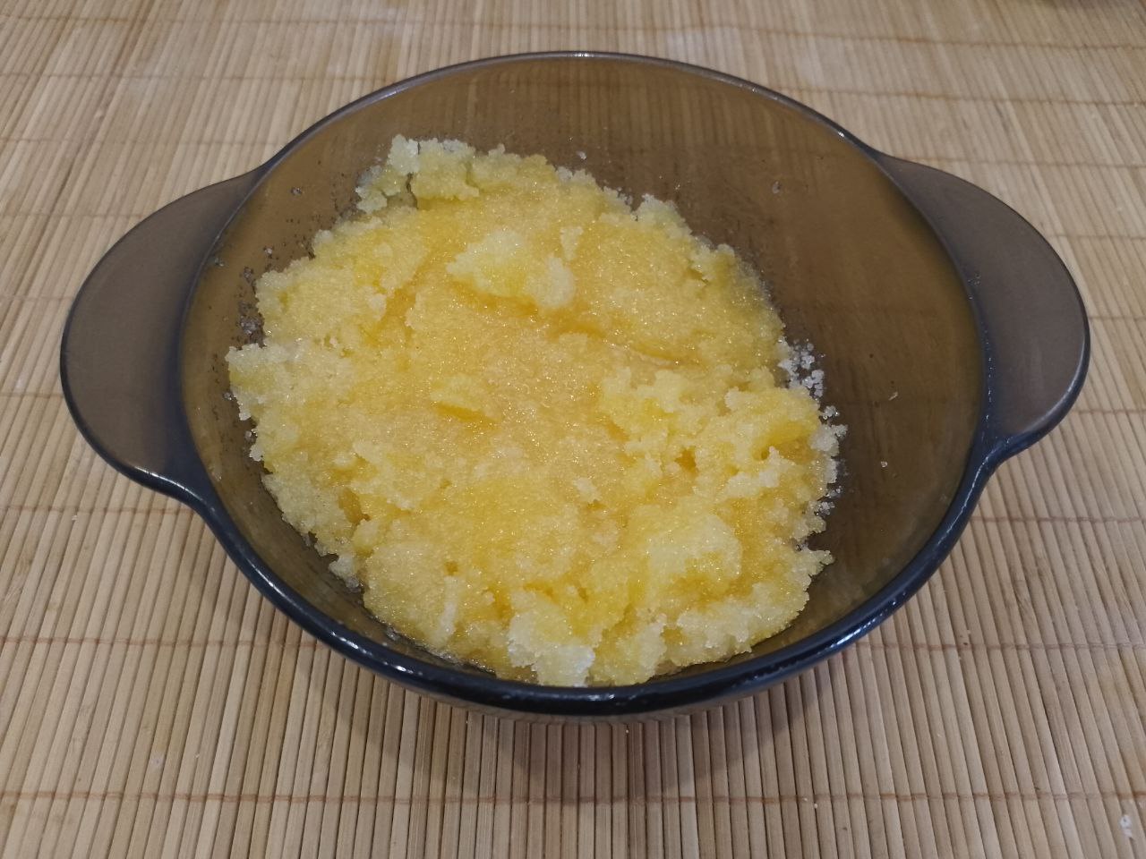Творожная запеканка с изюмом, нежная и вкусная: В желтки добавляем сахар и растираем.