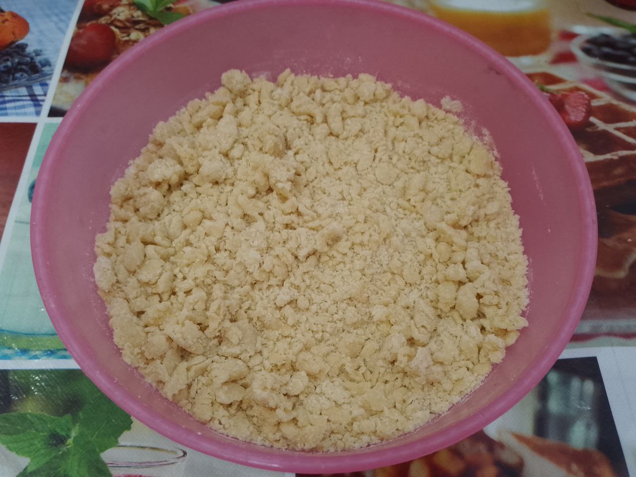 Пирог из песочной крошки, творожной начинки и ягод клубники: Соединяем желтковую смесь с мучной крошкой и быстро растираем. Кладем песочную крошку в холодильник на