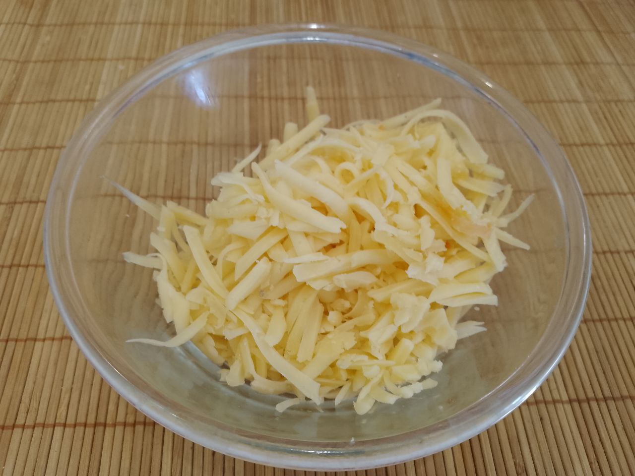 Баклажаны с начинкой из мяса и овощей, в духовке: Твердый сыр натираем на крупной терке.