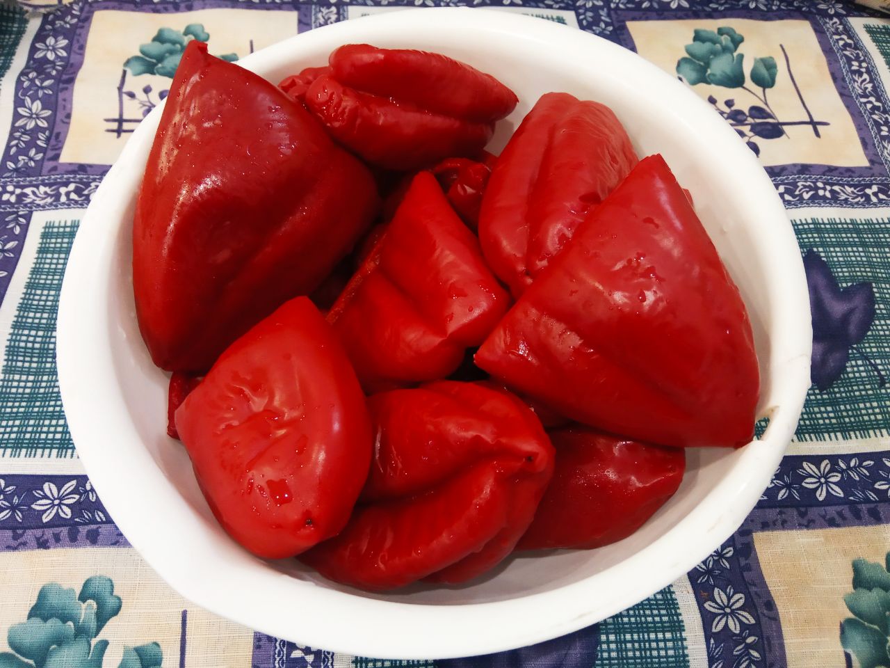 Фаршированный перец рисом и фаршем: Перец промываем, удаляем плодоножки и семена, складываем в миску.