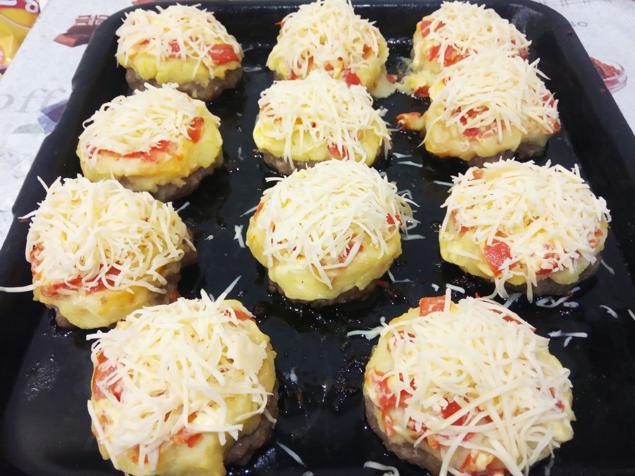 Мясные стожки с сыром и картофельным пюре: Вынимаем из духовки противень со стожками и посыпаем стожки сверху тертым сыром. Ставим обратно в духовку на