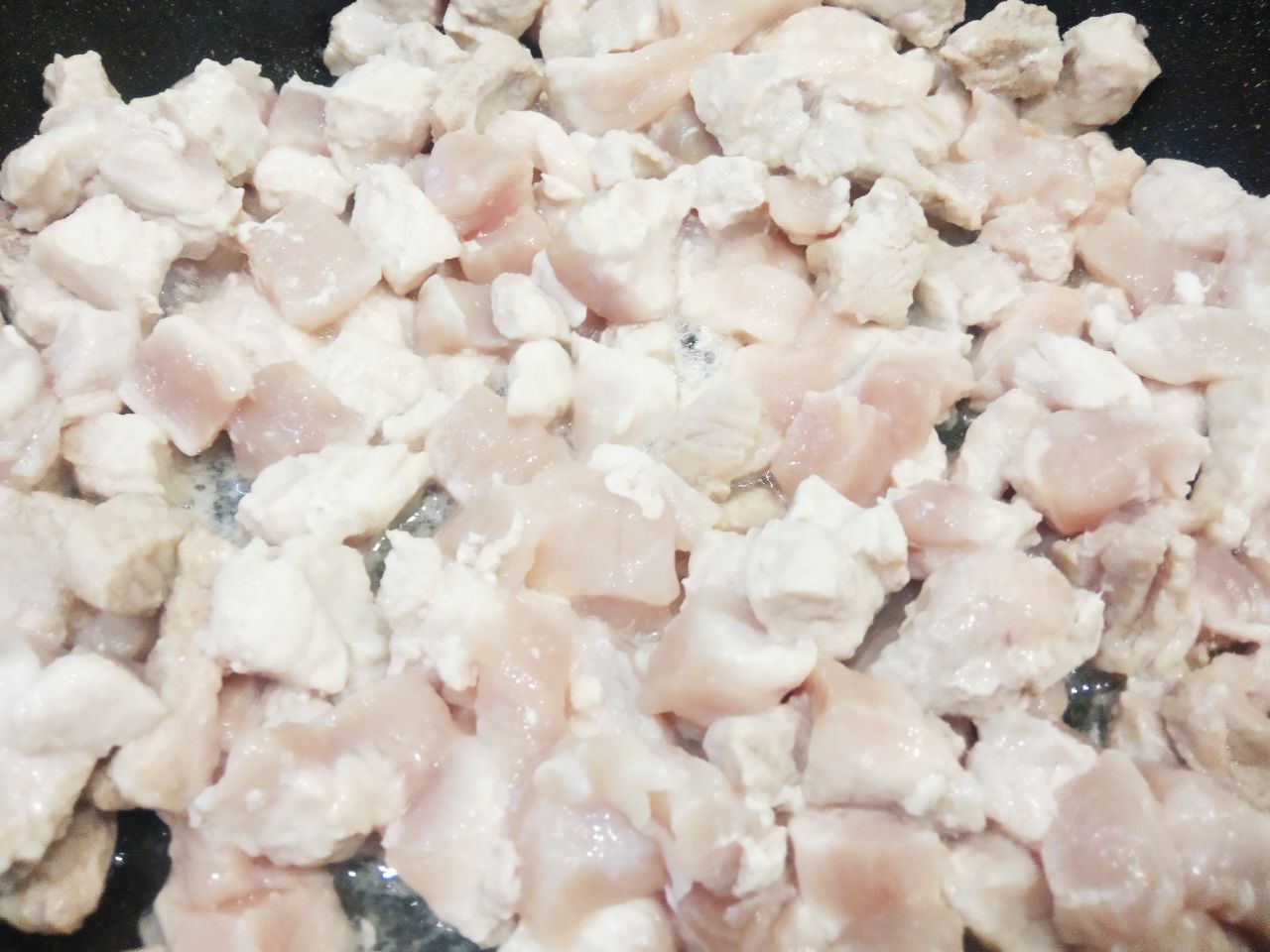 Мясной соус со сметаной, сыром и вареными желтками, к макаронам: Разогреваем сковороду с растительным маслом, кладем кусочки мяса, солим, перчим по вкусу и накрываем крышкой.