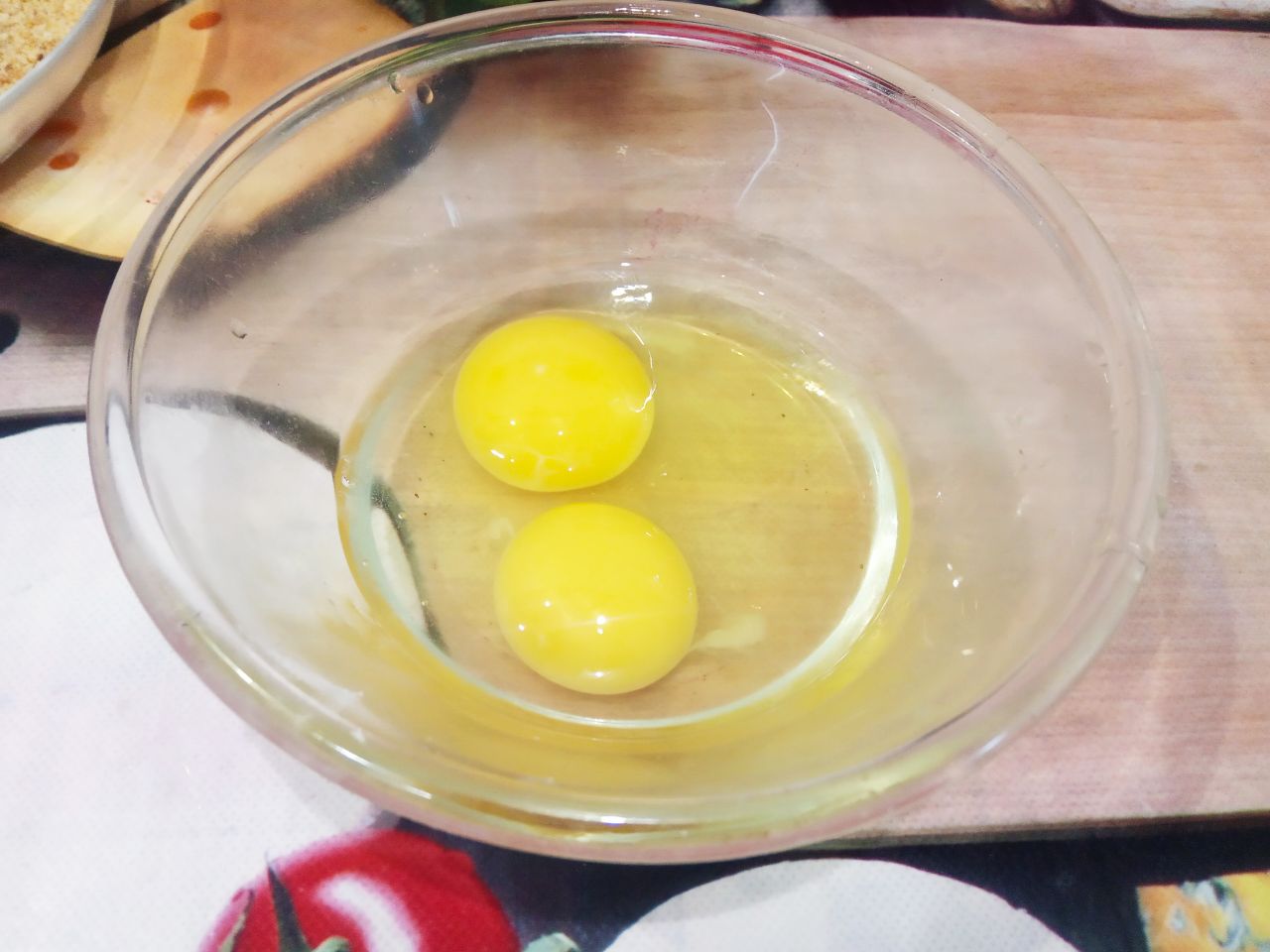 Вкусный и аппетитный завтрак из ветчины и сыра, в кляре: Яйца солим, добавляем перец по желанию и взбиваем.
