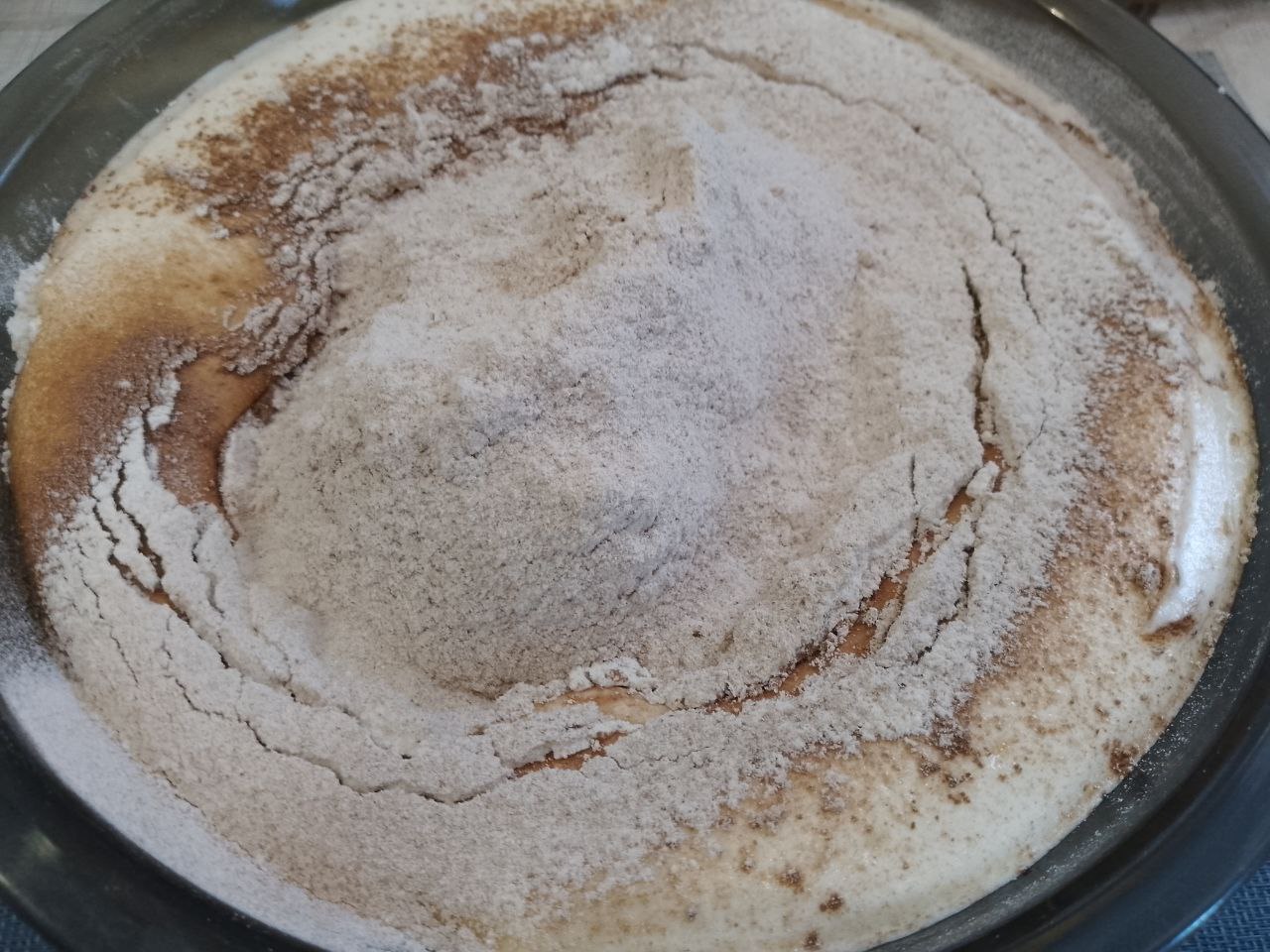 Шоколадный торт с кремом из взбитых сливок и ягод: Муку и какао просеиваем и добавляем в смесь. Размешиваем осторожно лопаткой снизу вверх.