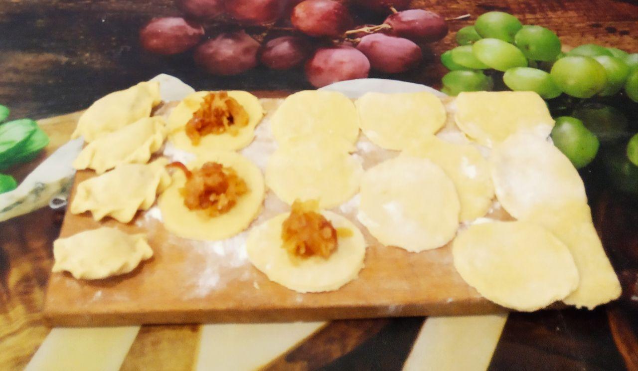 Вкусные пирожки с начинкой из тушеных яблок: Формой нарезаем кружки. На каждый кружок кладем начинку и формуем пирожки желаемой формы.