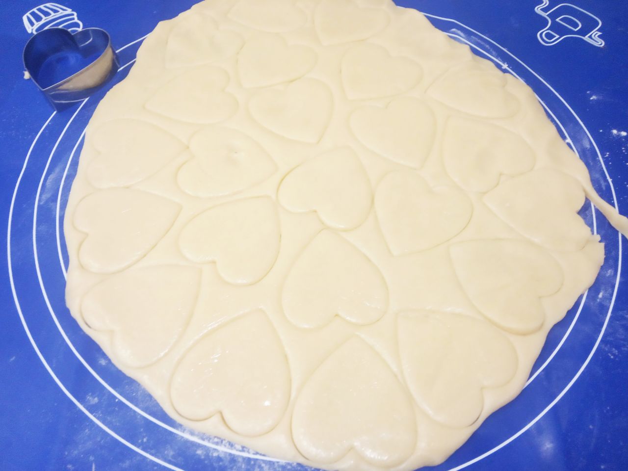 Печенье на растительном масле из доступных ингредиентов: Вырезаем печенье по своему усмотрению, я вырезала печенье формочкой в виде сердечек.