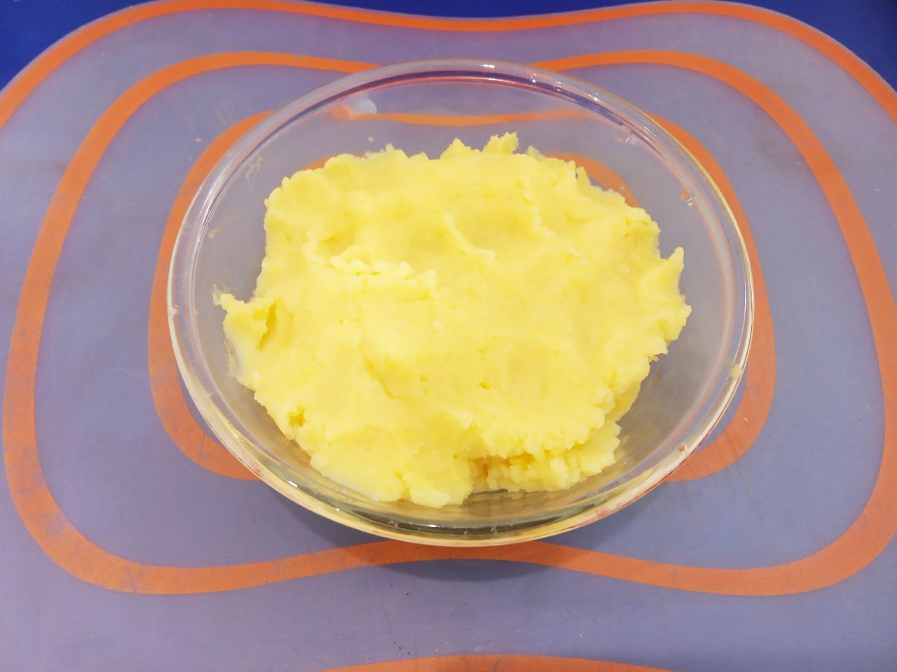 Котлеты из куриного филе, картофеля и сыра, сочные и нежные: Картофель очищаем, промываем, разрезаем на части и отвариваем в подсоленной воде до готовности. Воду сливаем