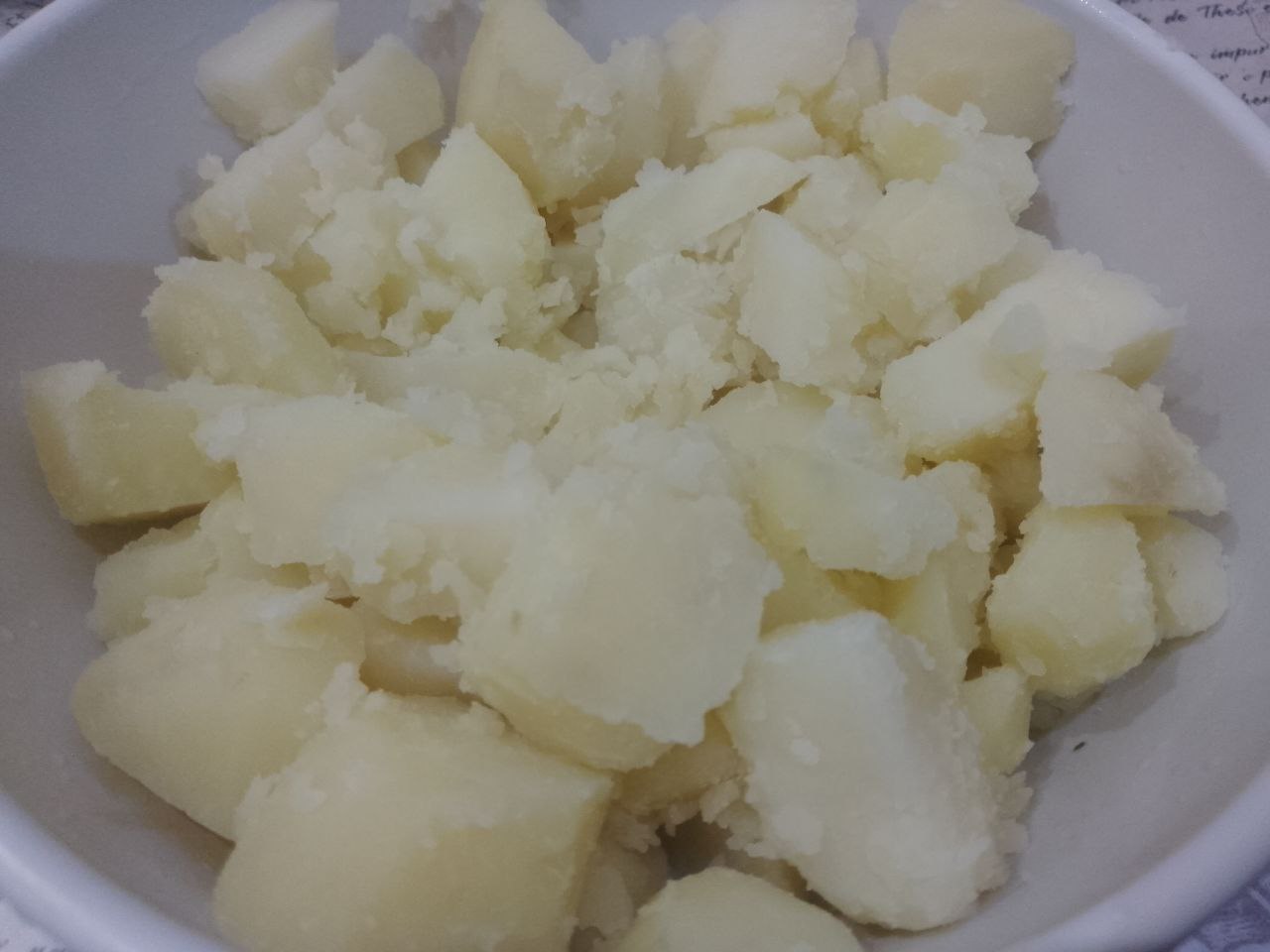 Картофель в сметане с сыром, на сковороде: Картофель откидываем на дуршлаг, для удаления лишней жидкости.