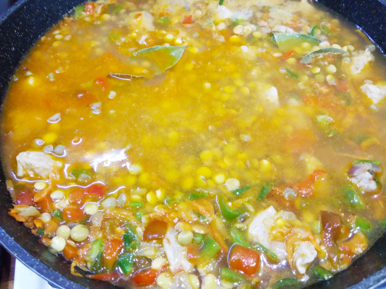 Тушеная чечевица со свининой и овощами, сытно и вкусно: Доливаем горячей водой, так чтобы была чечевица полностью покрыта, кладем лавровый лист.