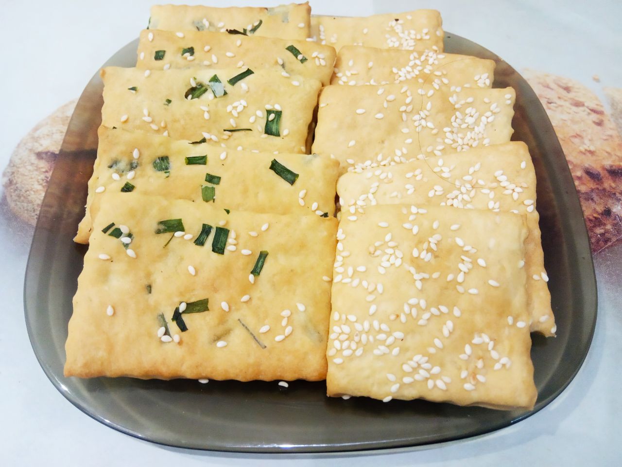 Солёное печенье с кунжутом и зеленым луком