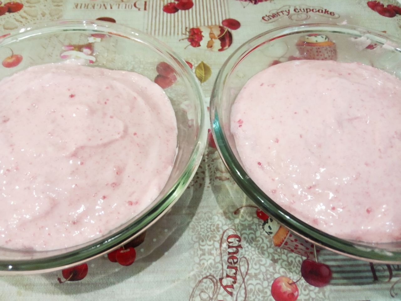 Вкусный и простой десерт: Десерт выкладываем в посуду или в чашу, украшаем сверху ягодами и ставим в холодильник.