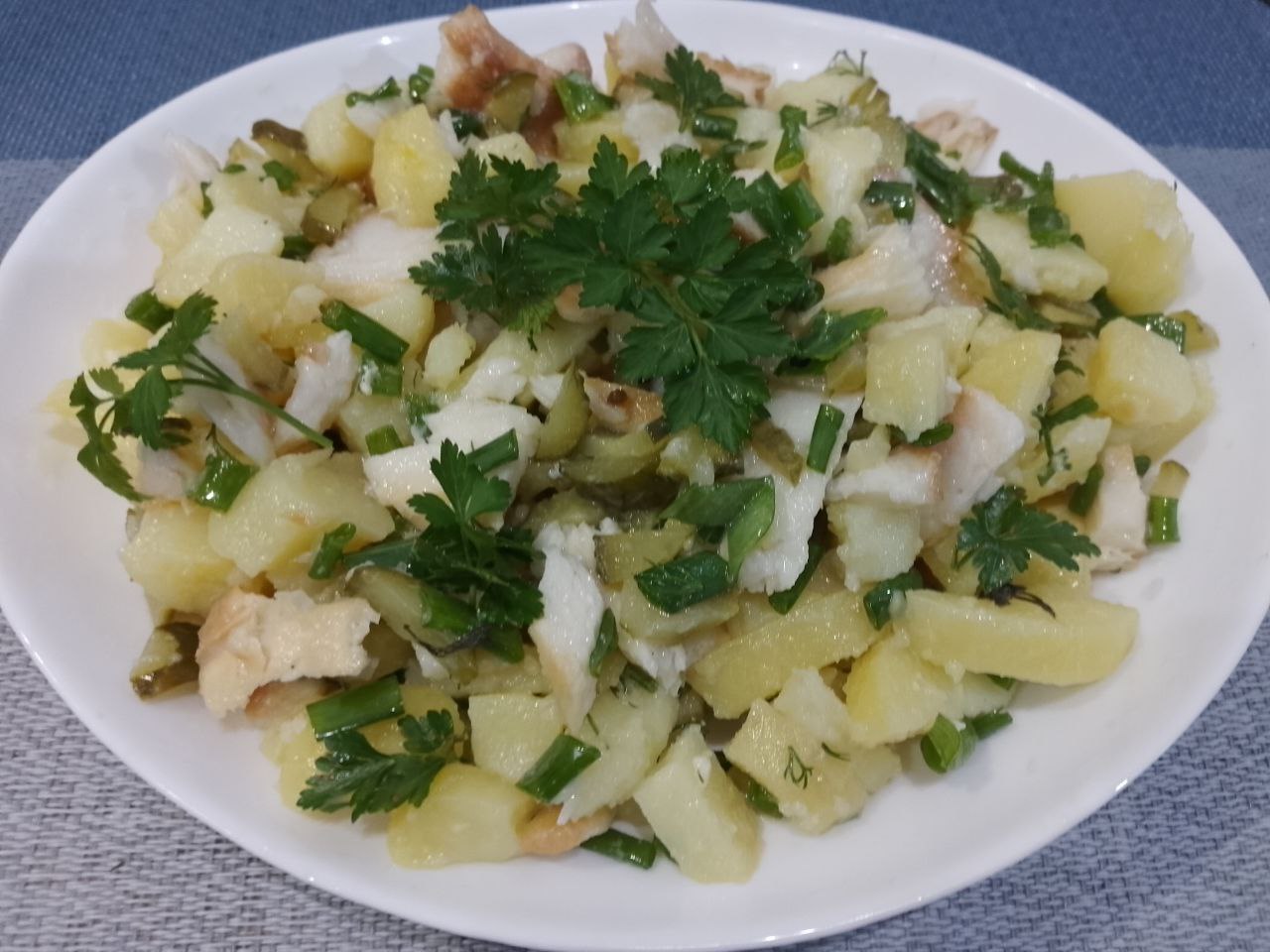 Салат из копченой щуки, картофеля и других ингредиентов: Перекладываем салат в салатницу и по желанию посыпаем черным кунжутом.