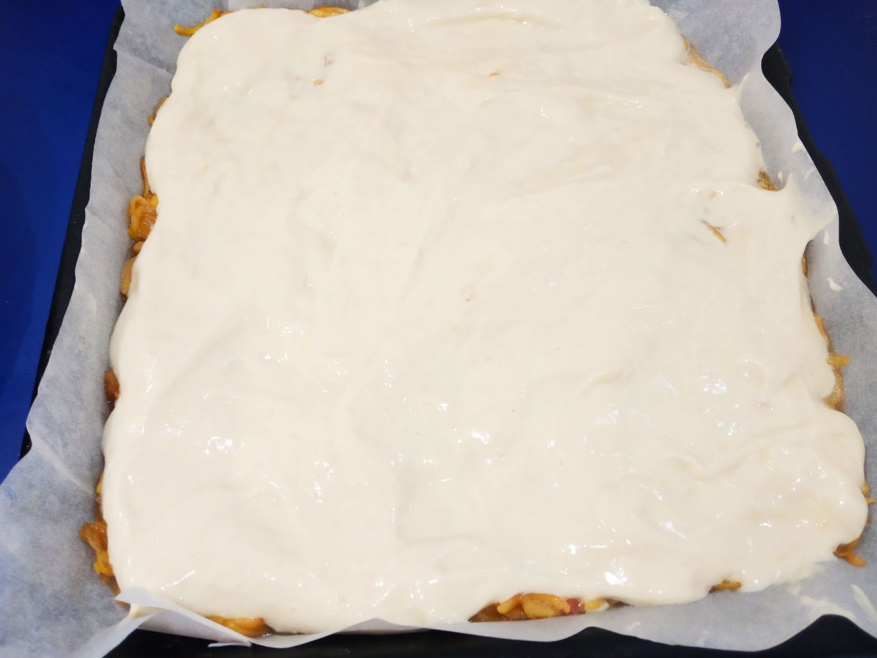 Бисквитный рулет с начинкой из персиков, вкусно и аппетитно: Поверх начинки выкладываем тесто, разравниваем.
