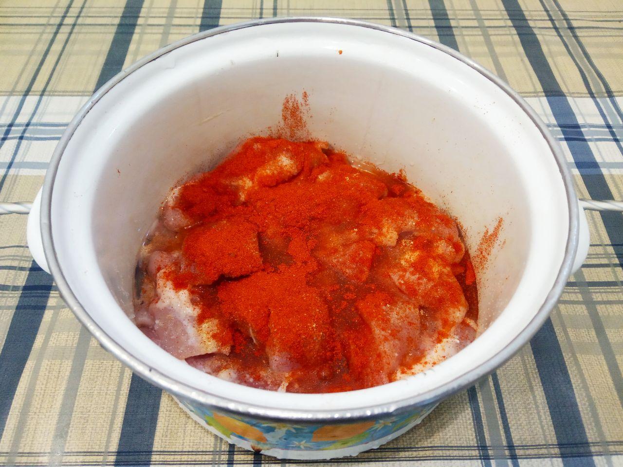 Куриные стрипсы, вкусно и аппетитно: Поливаем маслом куриные полоски, посыпаем паприкой, чесноком, солью и перцем по вкусу. Перемешиваем и