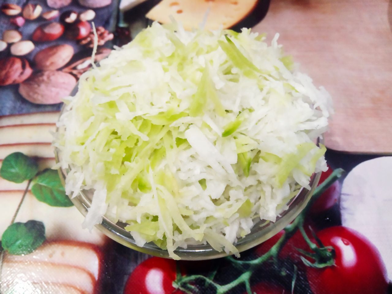 Салат из куриного мяса, редьки и жареного лука, сытный и вкусный: Редьку для салата я использовала черную и белую. Редьку очищаем, промываем и натираем на средней терке, можно
