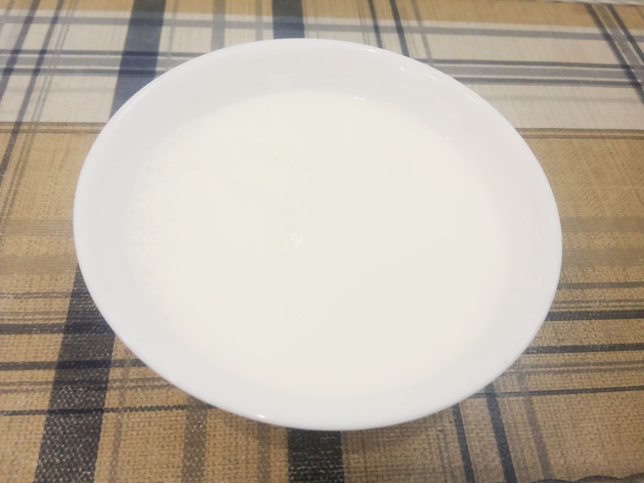 Кофейное печенье с изюмом на растительном масле, мягкое и воздушное: Молоко смешиваем с сахаром и подогреваем до горячего состояния.
