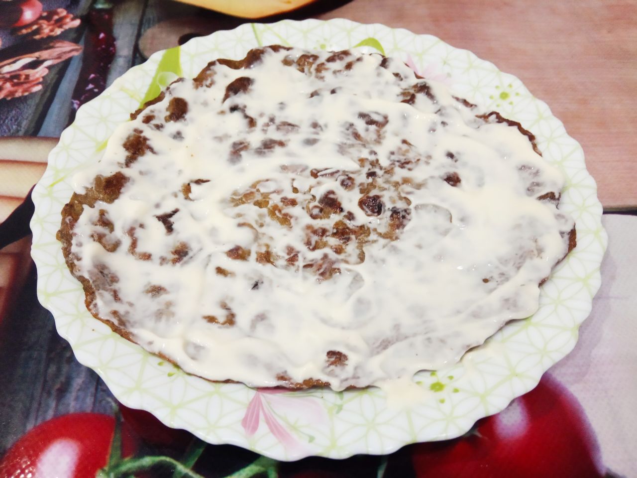 Простой рецепт торта из печени, сыра, лука и моркови: Блины смазываем майонезом поочередно и кладем начинку.