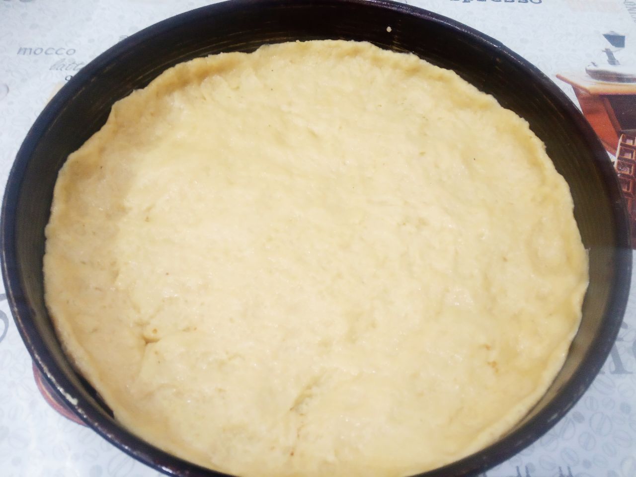 Песочный пирог с тушеными яблоками, просто и вкусно: Достаем большую часть теста с холодильника и разравниваем по форме, формируем бортики.