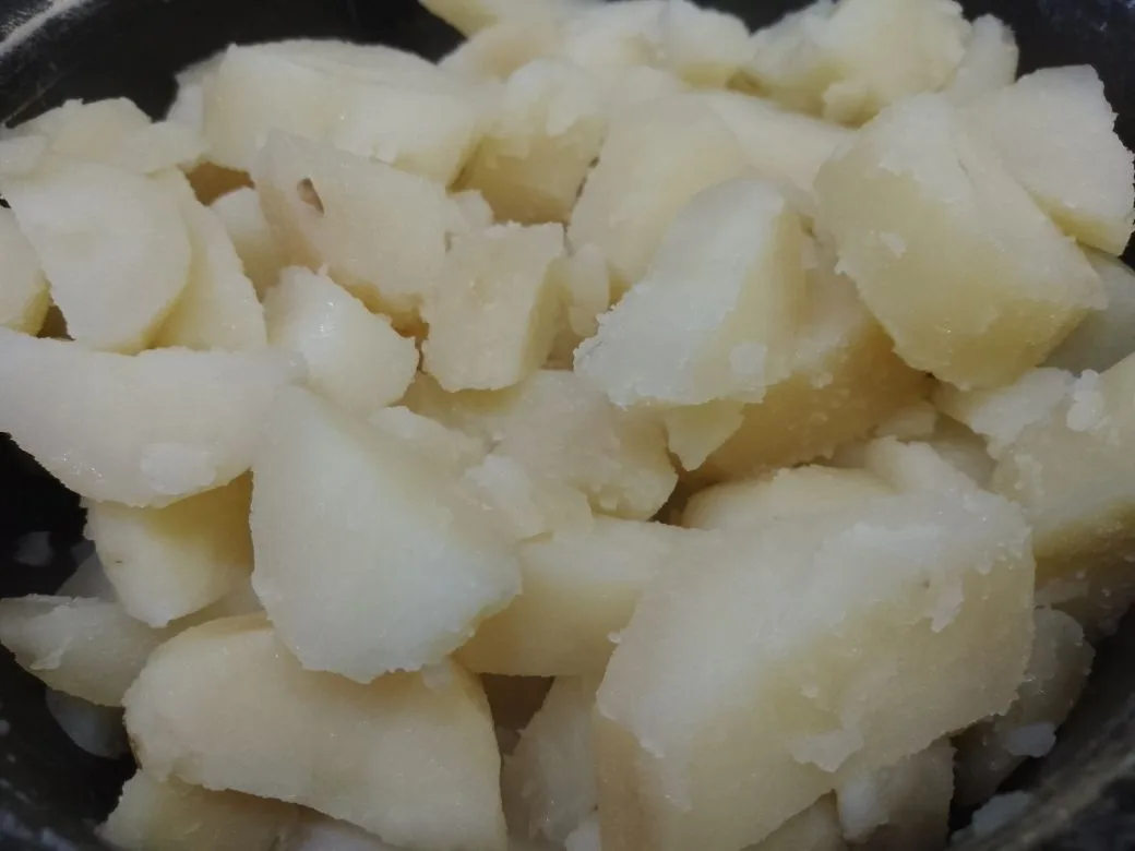 Картофель с зеленым луком, чесноком и свежим огурцом: Тщательно промываем картофель, очищаем и нарезаем соломкой или полосками.