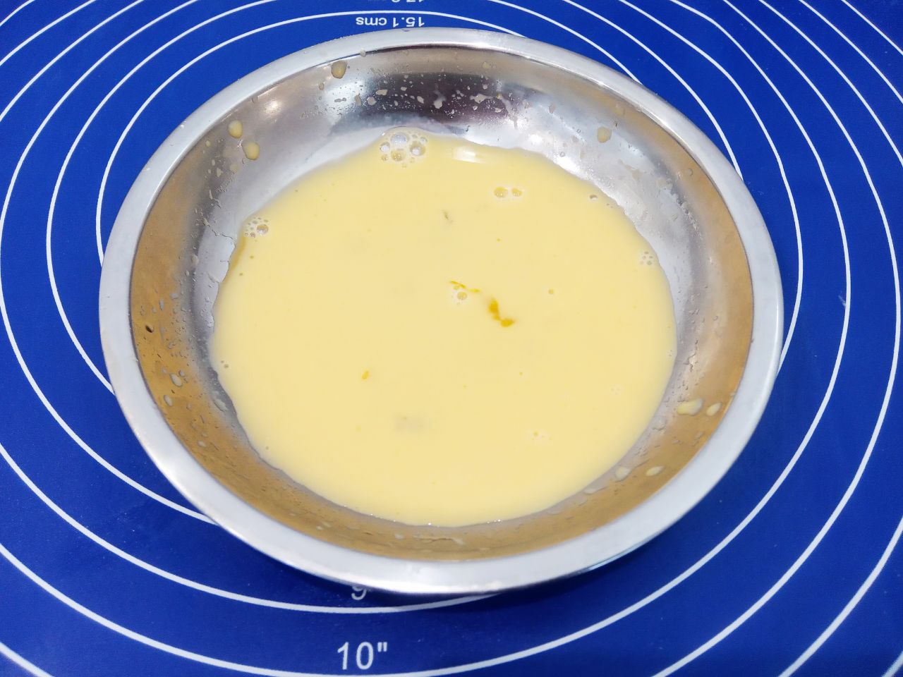 Воздушные и мягкие булочки с изюмом, в сахарной глазури: Желток размешиваем с молоком и смазываем пирожки.
