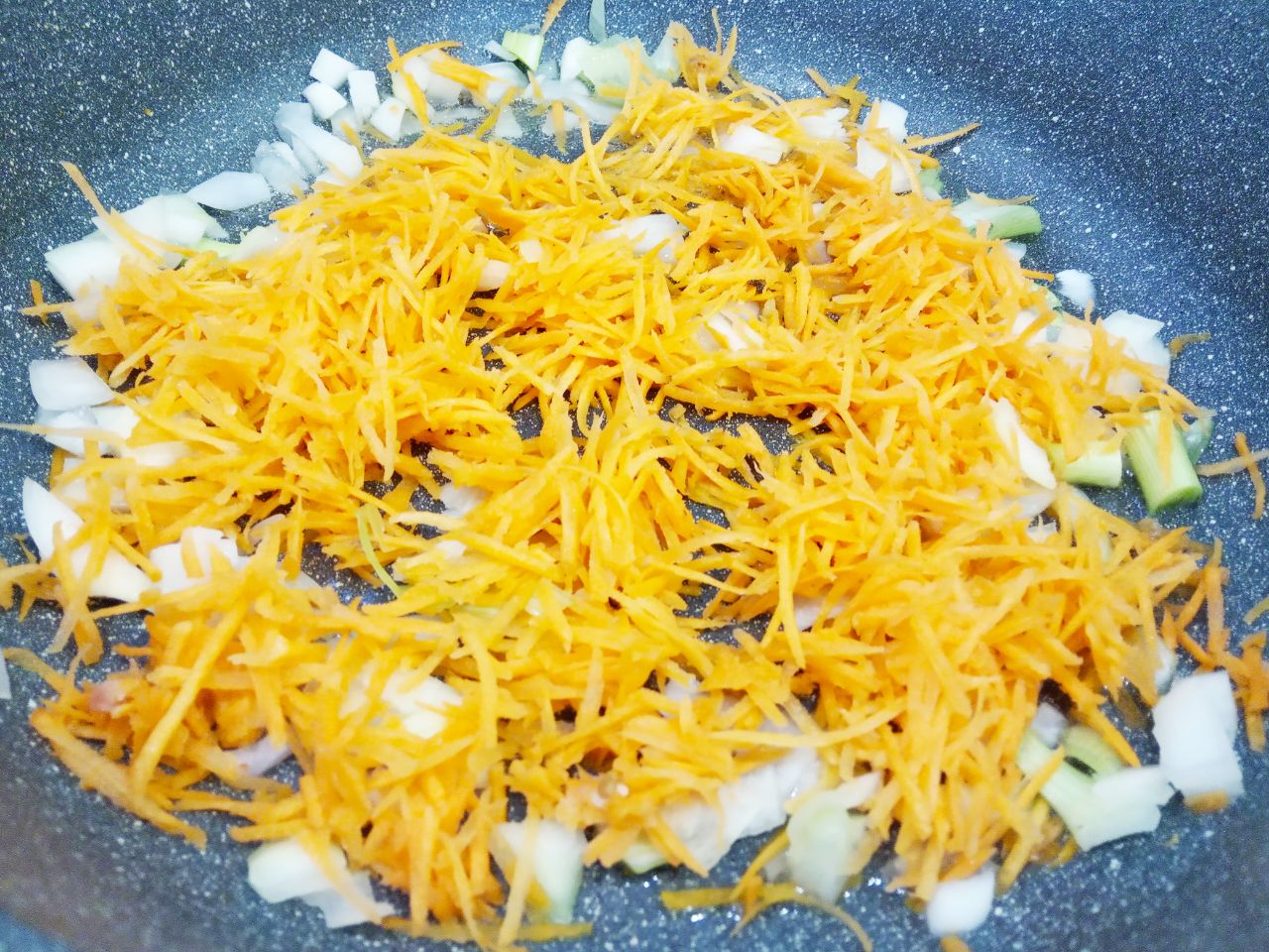 Котлеты из свежей капусты и фарша, сочные и вкусные: Обжариваем лук с морковью на растительном масле до размягчения.