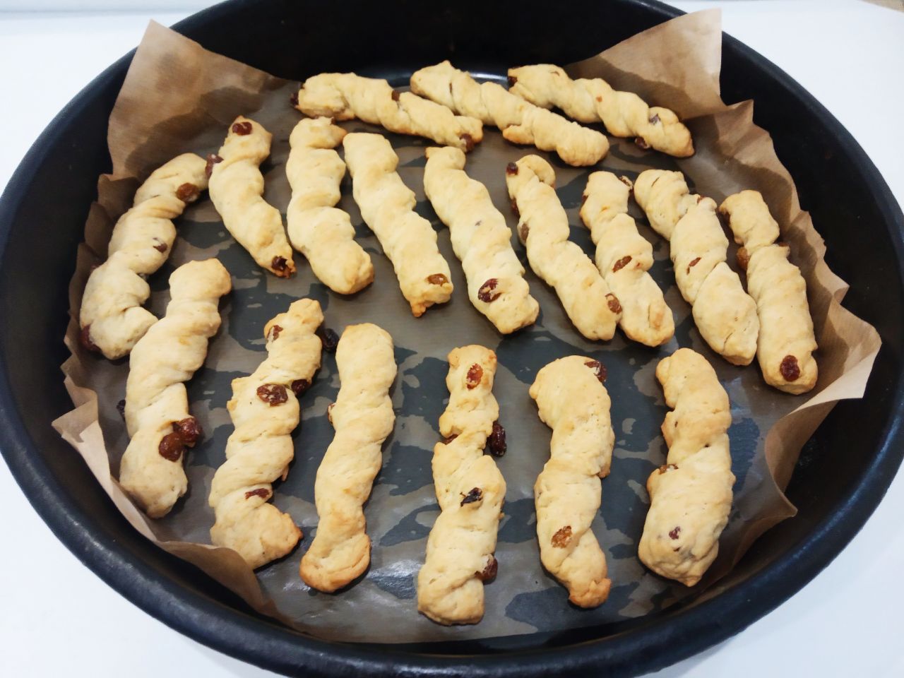 Рассыпчатое печенье с изюмом, на растительном масле: Духовку разогреваем до 180 С, ставим противень с печеньем для выпекания. Печенье выпекаем до золотистого