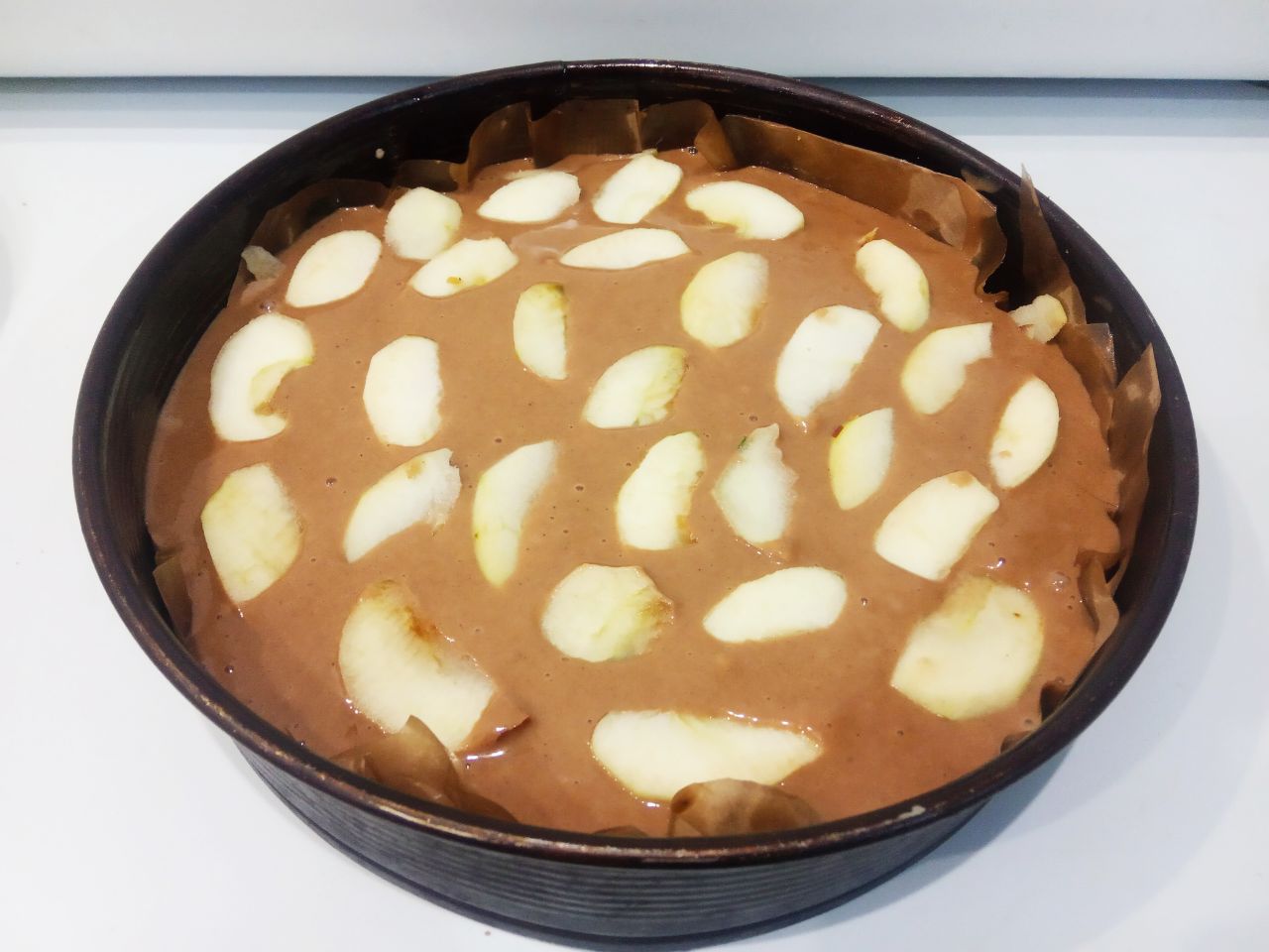 Шоколадный пирог на молоке с яблоками, вкусный и аппетитный: Сверху выкладываем или ставим дольки яблок.