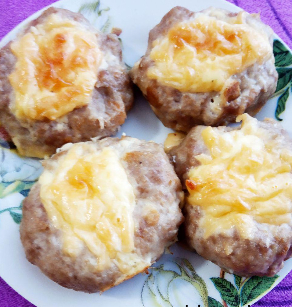 Мясные гнездышки: Ставим в хорошо разогретую духовку и выпекаем при 200 С до готовности.