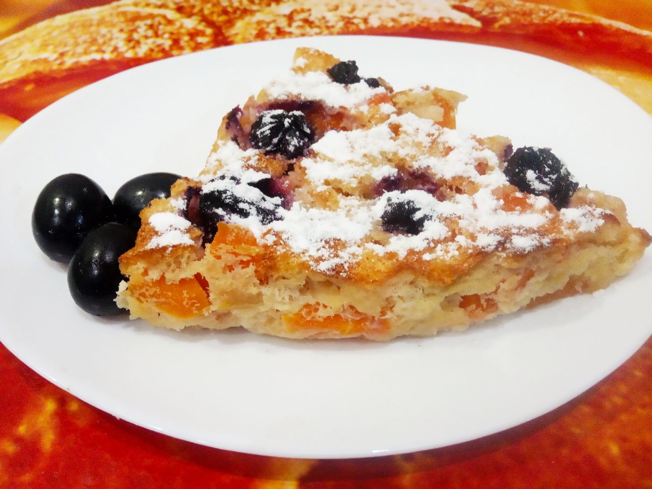 Запеченная тыква с яблоками, виноградом и яйцами, в духовке