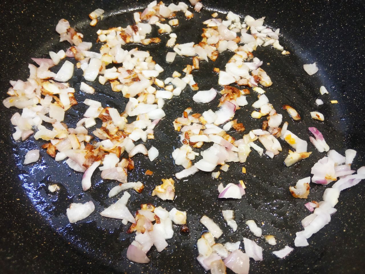 Простой рецепт пирожков из теста на растительном масле, с мясной начинкой: Обжариваем лук на растительном масле до золотистого цвета.