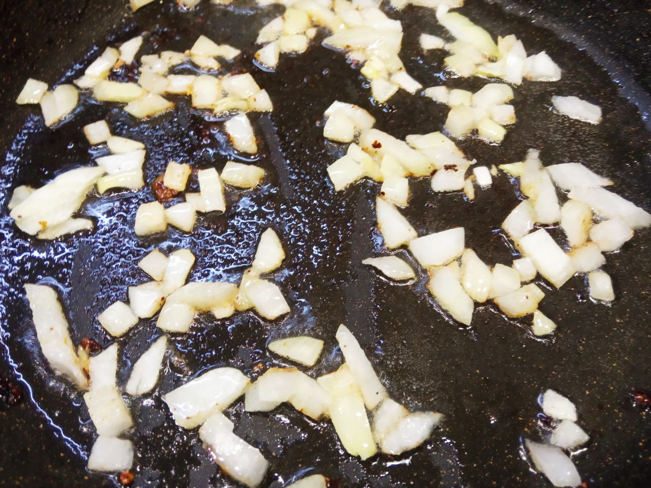 Макаронные гнёзда с мясом и сыром, в соусе: Лук очищаем, промываем и мелко измельчаем. Половину лука обжариваем на растительном масле до золотистого